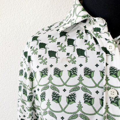 Einzigartige und nachhaltige Vintage Bluse in grün-weiss mit Pflanzen. Unique and sustainable vintage blouse in green-white with plants. Close-up.