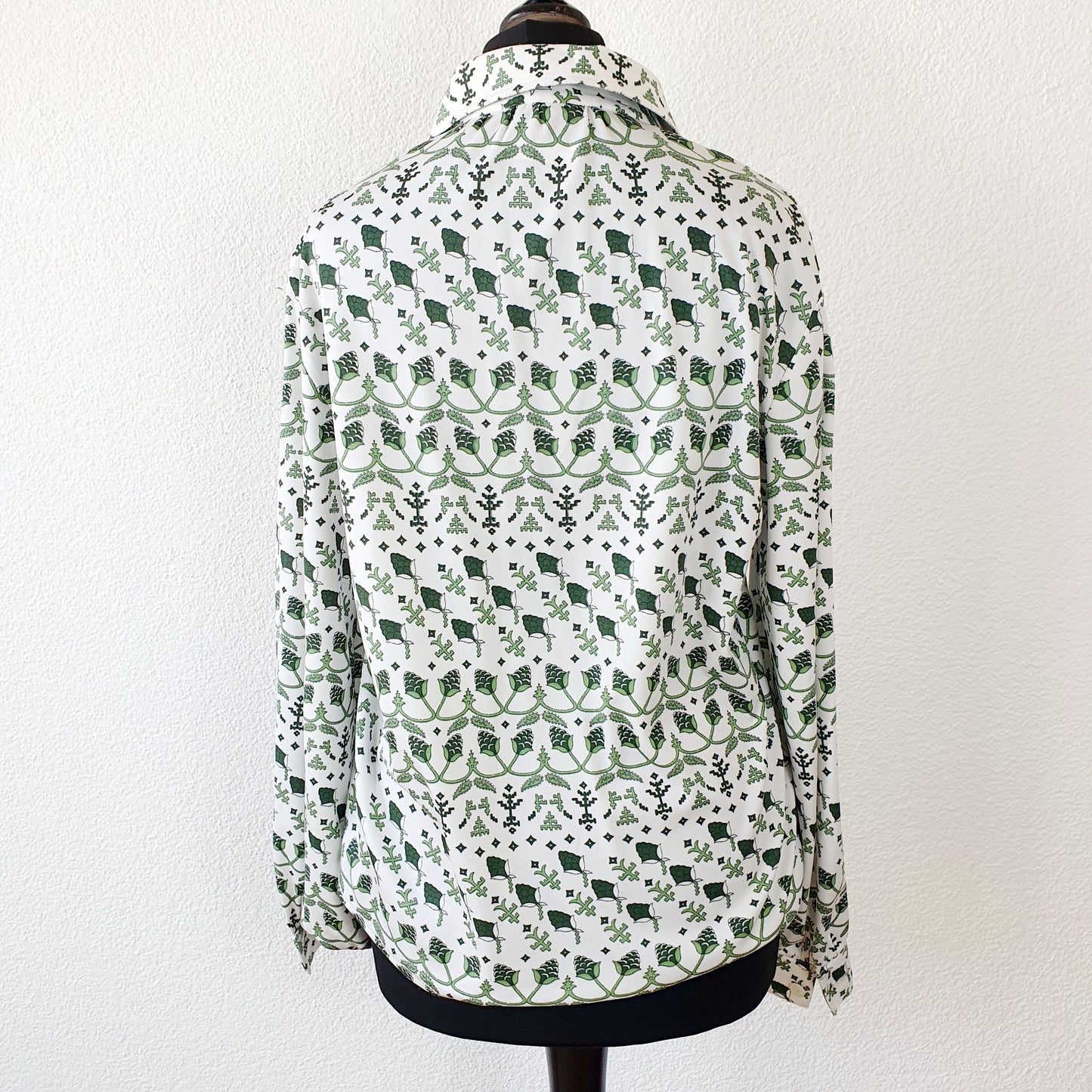 Einzigartige und nachhaltige Vintage Bluse in grün-weiss mit Pflanzen. Unique and sustainable vintage blouse in green-white with plants. Back.
