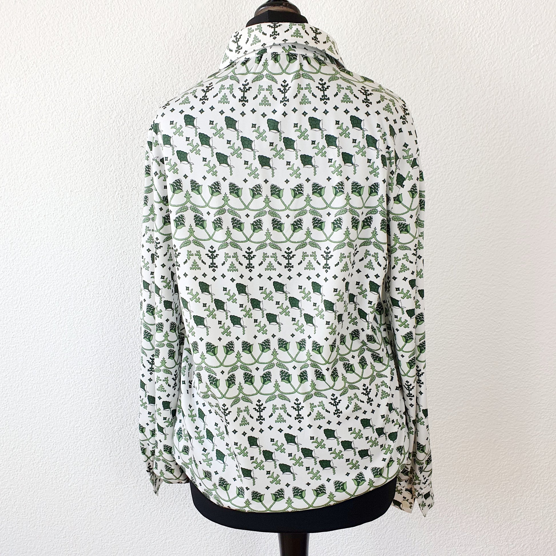 Einzigartige und nachhaltige Vintage Bluse in grün-weiss mit Pflanzen. Unique and sustainable vintage blouse in green-white with plants. Back.