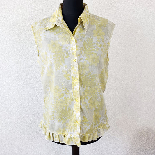 Einzigartige und nachhaltige Vintage Bluse in gelb-weiss mit Blumen. Unique and sustainable vintage blouss in yellow-white with flowers. Front.