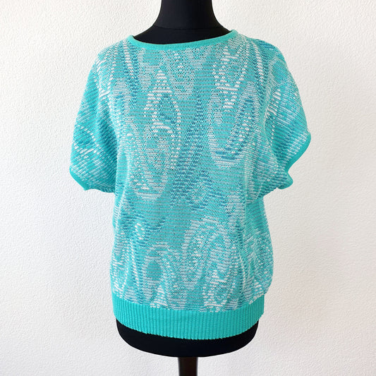 Einzigartiges und nachhaltiges Vintage T-Shirt in grün mit Wirbeln. Unique and sustainable vintage t-shirt in green with swirls. Front.