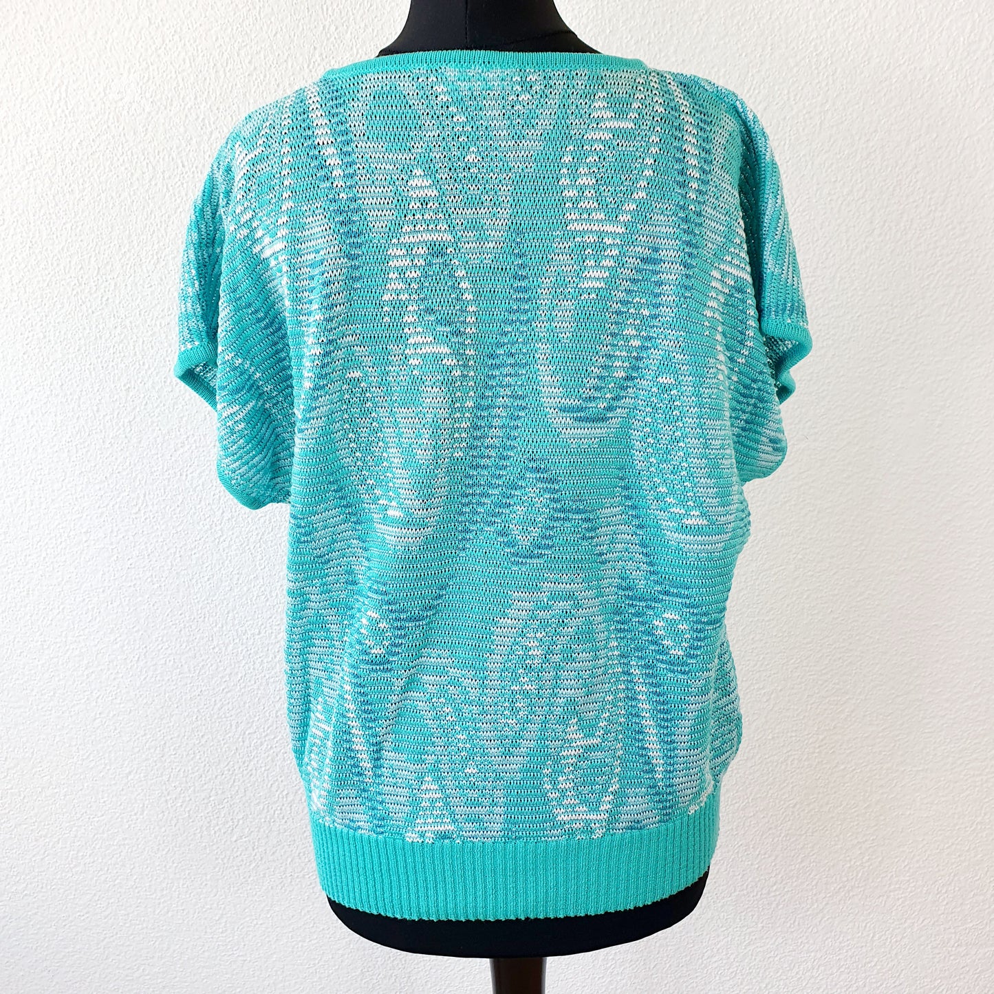 Einzigartiges und nachhaltiges Vintage T-Shirt in grün mit Wirbeln. Unique and sustainable vintage t-shirt in green with swirls. Back.