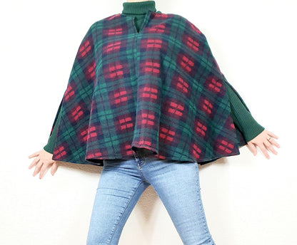 Einzigartiger und nachhaltiger Vintage Poncho. Unique and sustainable vintage poncho. Model.