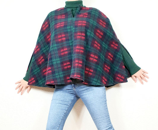 Einzigartiger und nachhaltiger Vintage Poncho. Unique and sustainable vintage poncho. Model.