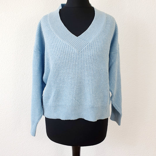 Einzigartiger und nachhaltiger Vintage Pullover in hellblau-silber. Unique and sustainable vintage pullover in light-blue and silver. Front.