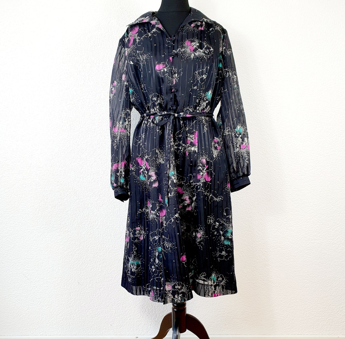 Einzigartiges und nachhaltiges Vintage Kleid in schwarz mit Blumen. Unique and sustainable Vintage dress in black with flowers. Front.