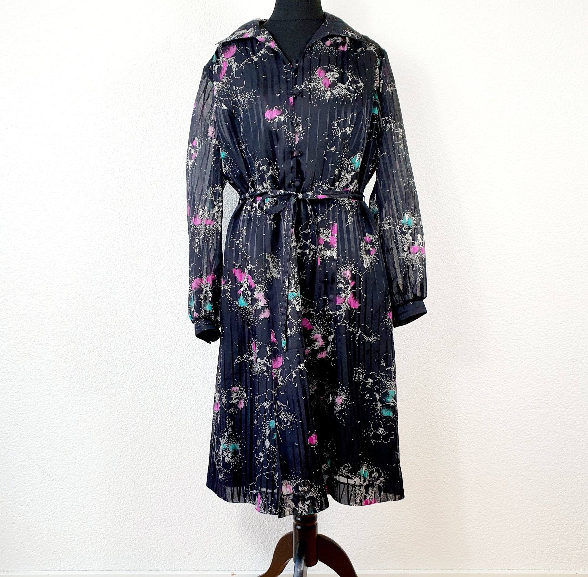 Einzigartiges und nachhaltiges Vintage Kleid in schwarz mit Blumen. Unique and sustainable Vintage dress in black with flowers. Front.