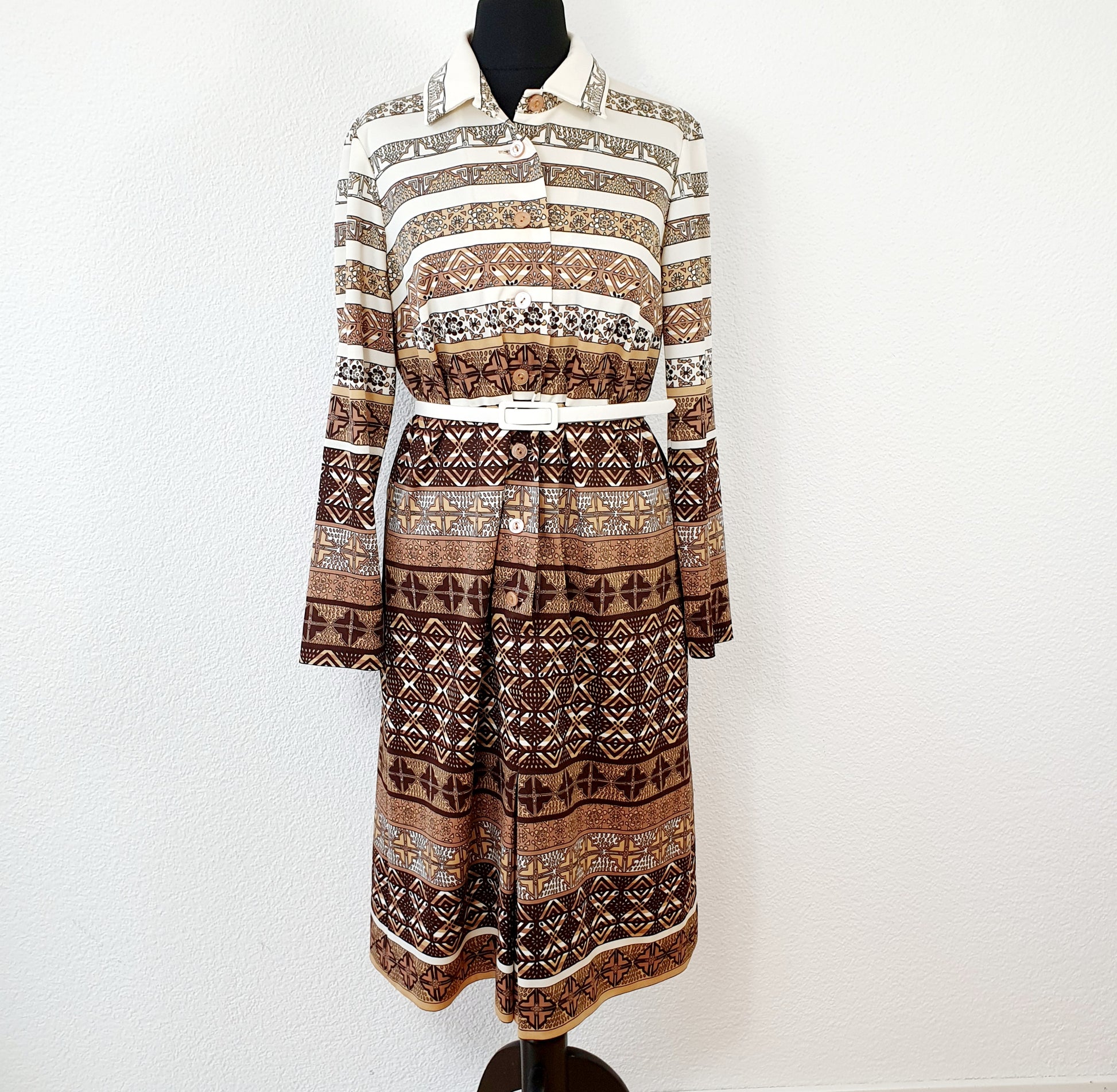 Einzigartiges und nachhaltiges Vintage Kleid in braun-beige-weiss mit Streifen. Unique and sustainable vintage dress in brown-beige-white with stripes. Front.