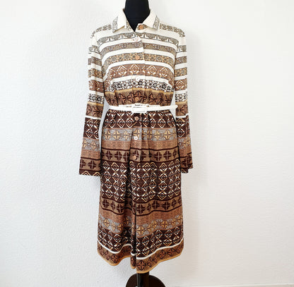 Einzigartiges und nachhaltiges Vintage Kleid in braun-beige-weiss mit Streifen. Unique and sustainable vintage dress in brown-beige-white with stripes. Front.