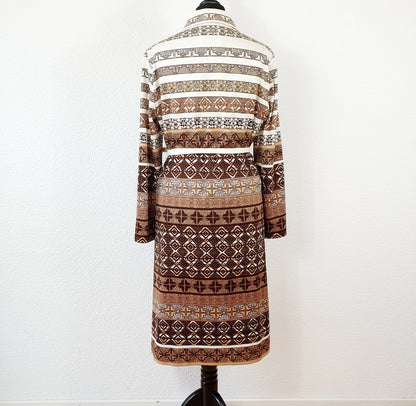 Einzigartiges und nachhaltiges Vintage Kleid in braun-beige-weiss mit Streifen. Unique and sustainable vintage dress in brown-beige-white with stripes. Back.