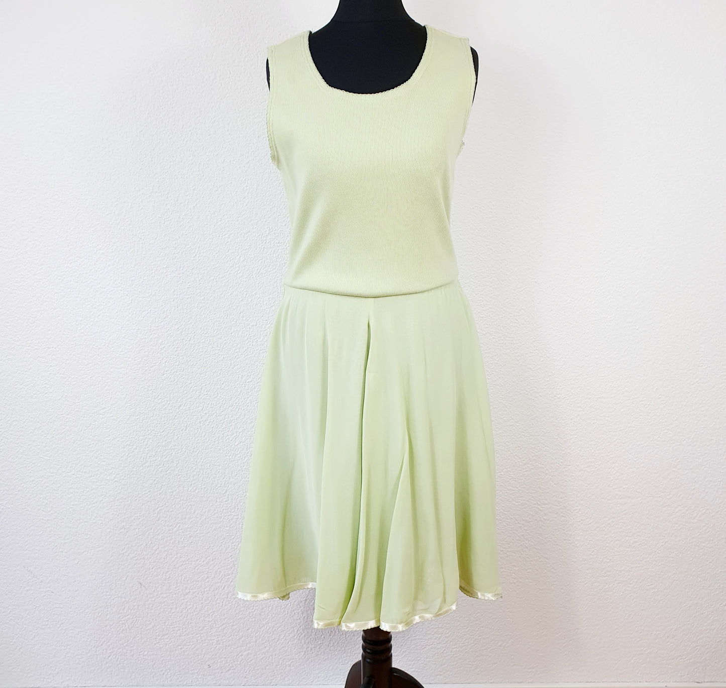 Einzigartiges und nachhaltiges Vintage Kleid in hellgrün. Unique and sustainable vintage dress in light green. Front.