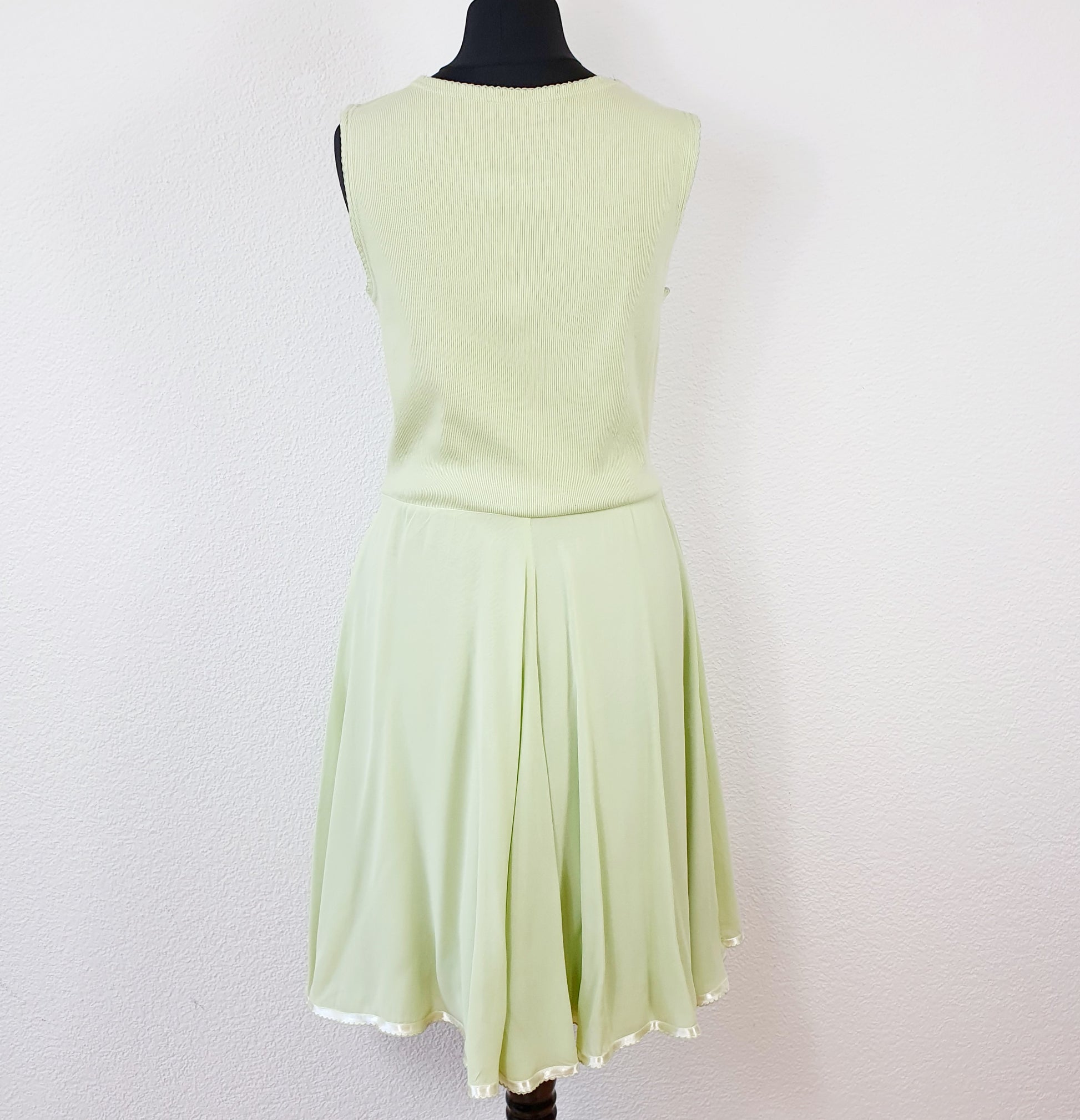 Einzigartiges und nachhaltiges Vintage Kleid in hellgrün. Unique and sustainable vintage dress in light green. Back.