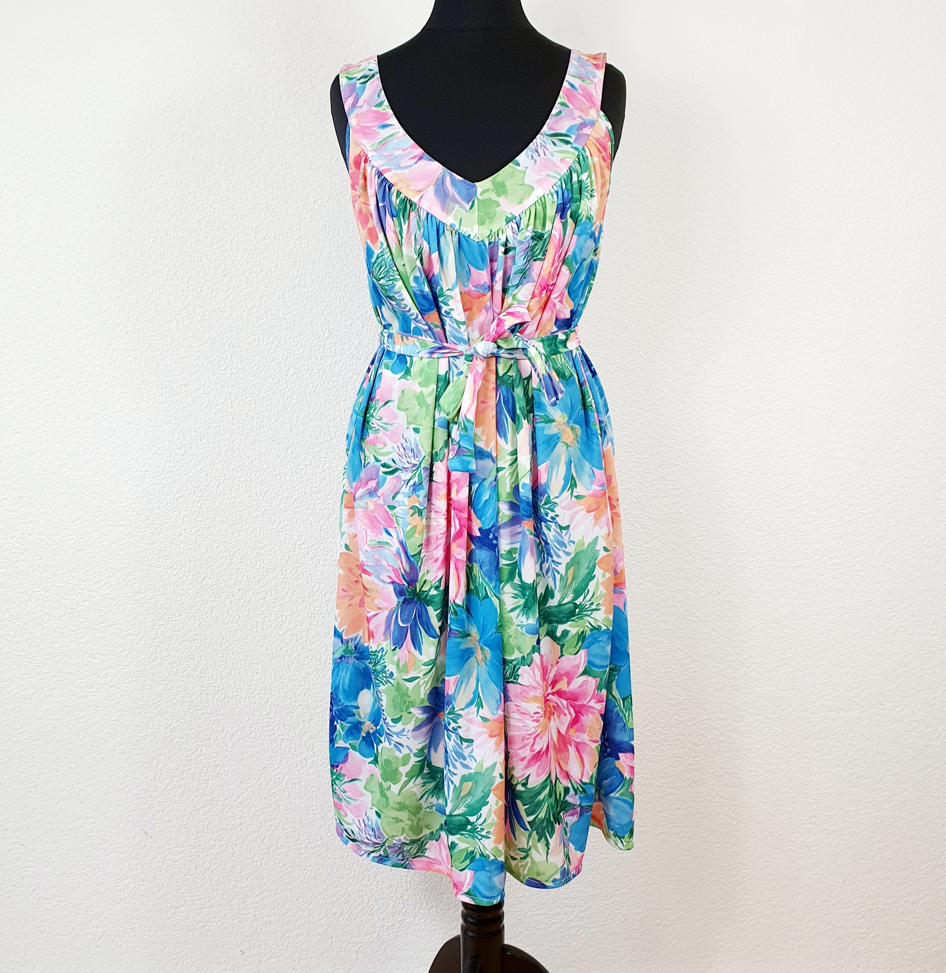 Einzigartiges und nachhaltiges Vintage Kleid mit Blumen. Unique and sustainable vintage dress with flowers. Front.