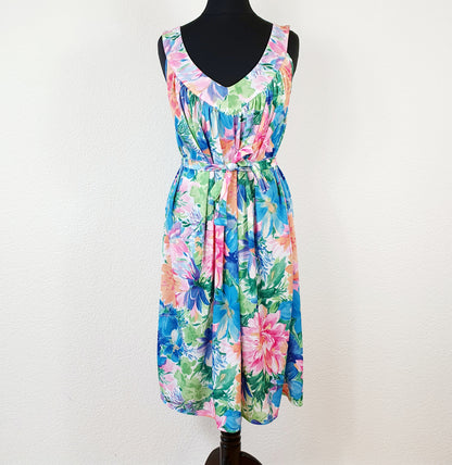 Einzigartiges und nachhaltiges Vintage Kleid mit Blumen. Unique and sustainable vintage dress with flowers. Front.