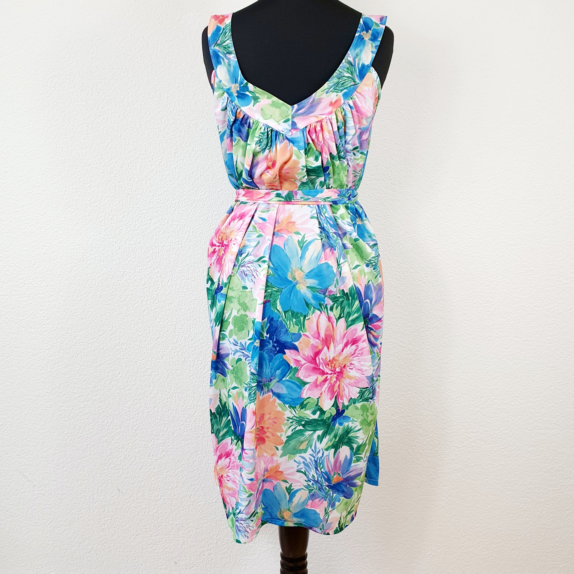 Einzigartiges und nachhaltiges Vintage Kleid mit Blumen. Unique and sustainable vintage dress with flowers. Back.