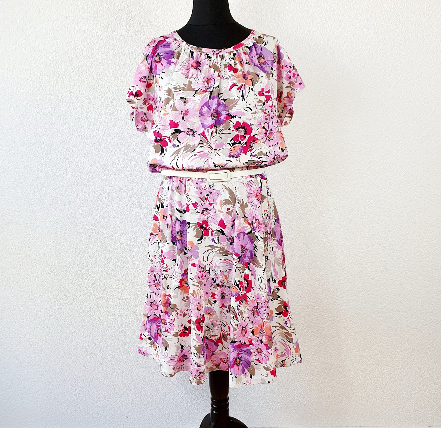 Einzigartiges und nachhaltiges Vintage Kleid in weiss mit Blumen. Unique and sustainable Vintage dress in white with flowers. Front.
