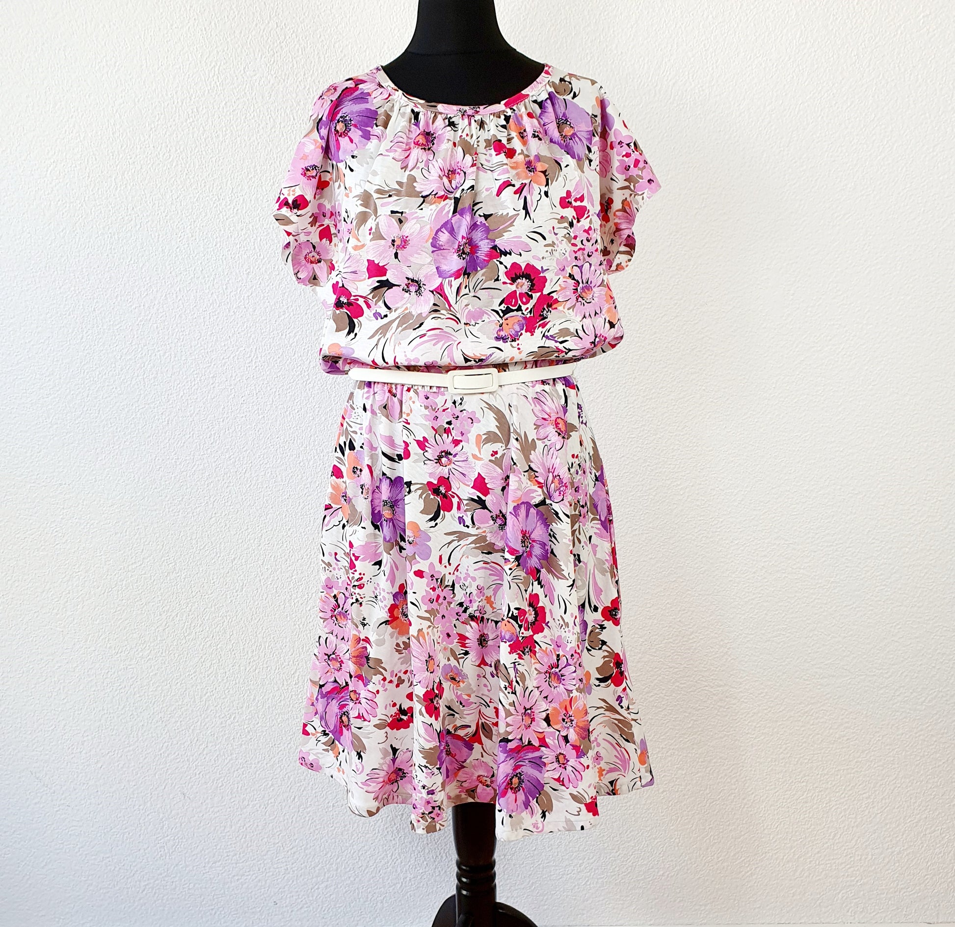 Einzigartiges und nachhaltiges Vintage Kleid in weiss mit Blumen. Unique and sustainable Vintage dress in white with flowers. Front.