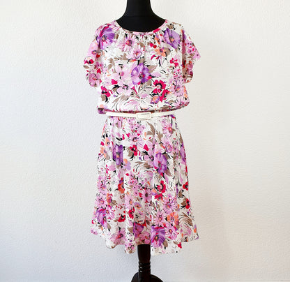 Einzigartiges und nachhaltiges Vintage Kleid in weiss mit Blumen. Unique and sustainable Vintage dress in white with flowers. Front.