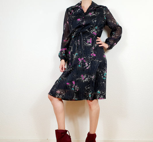 Einzigartiges und nachhaltiges Vintage Kleid in schwarz mit Blumen. Unique and sustainable Vintage dress in black with flowers. Model.