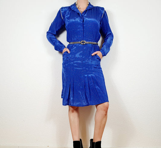 Einzigartiges und nachhaltiges Vintage Kleid in blau mit Punkten. Unique and sustainable vintage dress in blue with polka dots. Model.