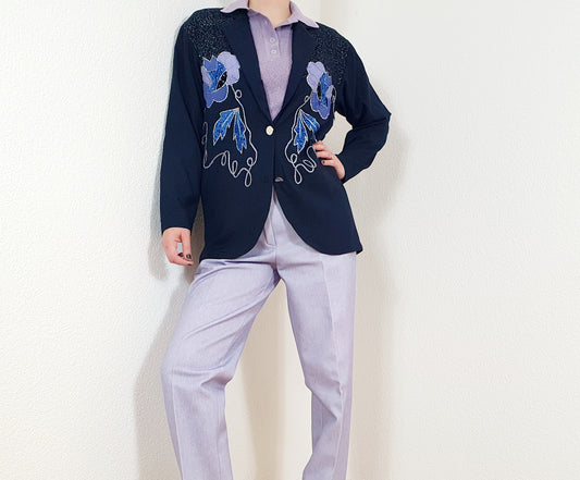 Einzigartiger und nachhaltiger Vintage Blazer in blau mit Stickereien. Unique and sustainable vintage blazer in blue with embroidery. Model.