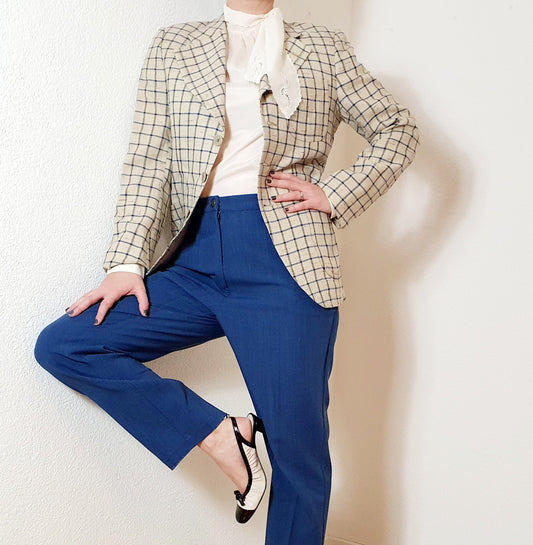 Einzigartiger und nachhaltiger Vintage Blazer in beige und kariert. Unique and sustainable vintage blazer in beige and checkered.