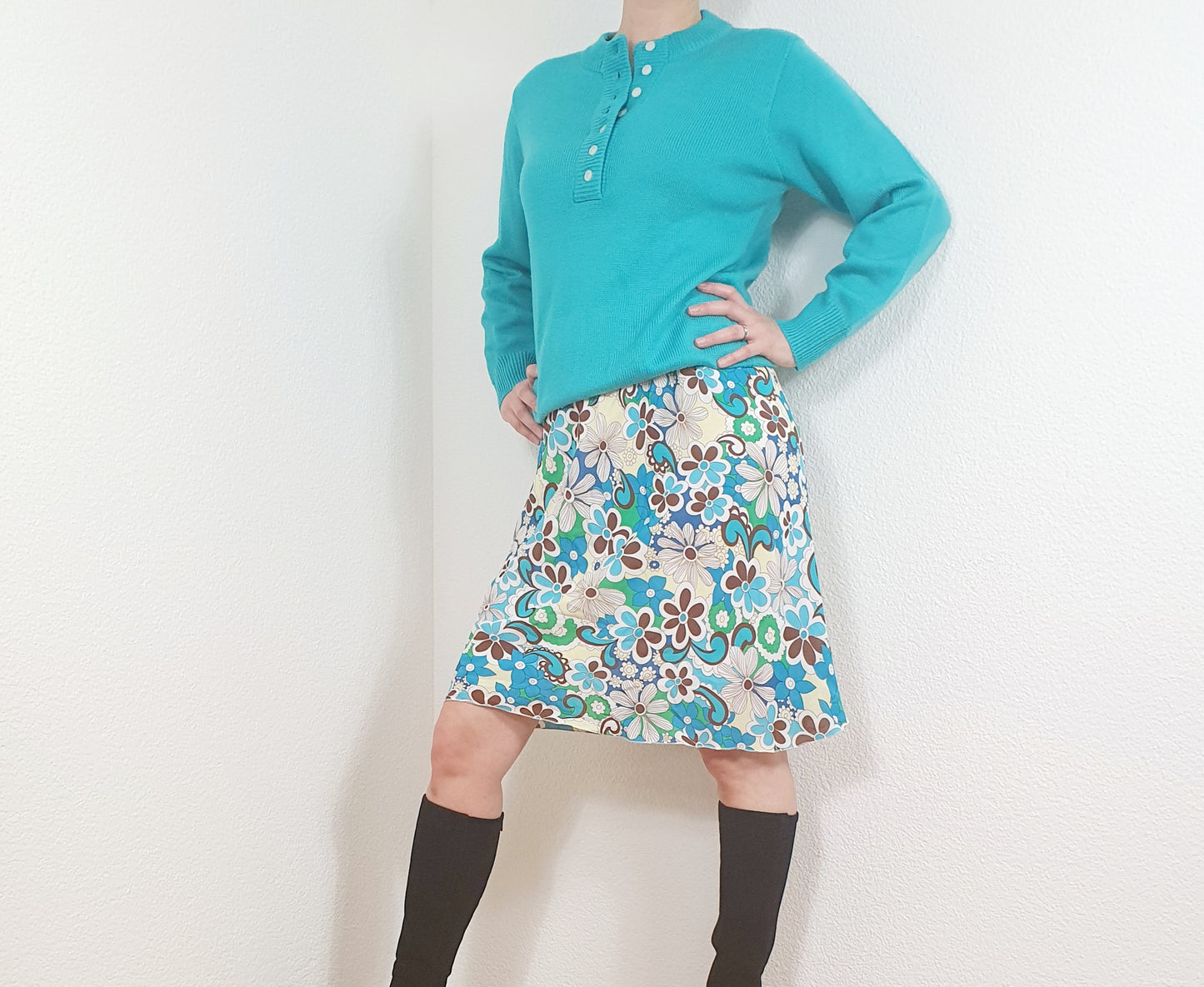 Einzigartiger und nachhaltiger Vintage Pullover in aquamarin. Unique and sustainable vintage pullover in teal. Model.