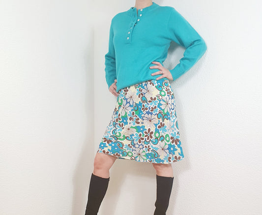 Einzigartiger und nachhaltiger Vintage Pullover in aquamarin. Unique and sustainable vintage pullover in teal. Model.