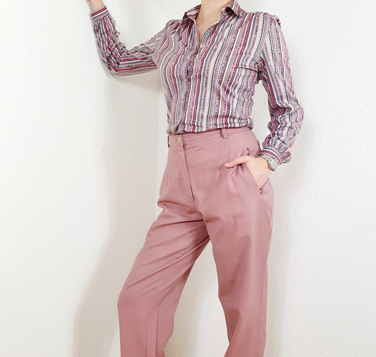 Einzigartige und nachhaltige Vintage Bluse in violett-weiss-pink mit Streifen. Unique and sustainable vintage blouse in purple-white-pink with stripes. Model.