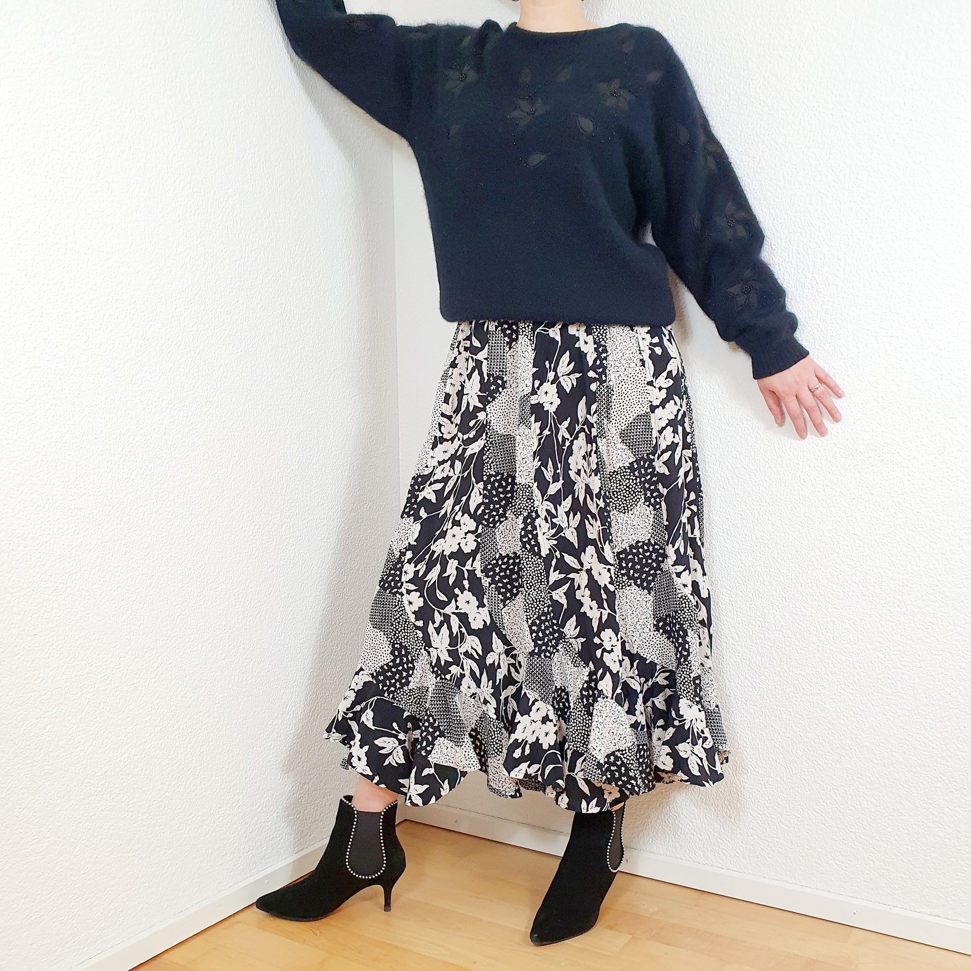 Einzigartiger und nachhaltiger Vintage Rock in schwarz-weiss mit Patchwork. Unique and sustainable vintage skirt in black-white with patchwork. Model.