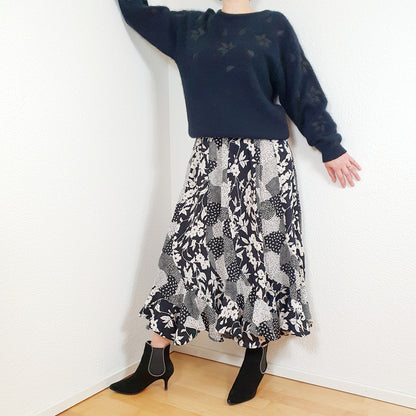 Einzigartiger und nachhaltiger Vintage Rock in schwarz-weiss mit Patchwork. Unique and sustainable vintage skirt in black-white with patchwork. Model.