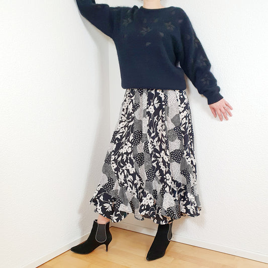Einzigartiger und nachhaltiger Vintage Rock in schwarz-weiss mit Patchwork. Unique and sustainable vintage skirt in black-white with patchwork. Model.