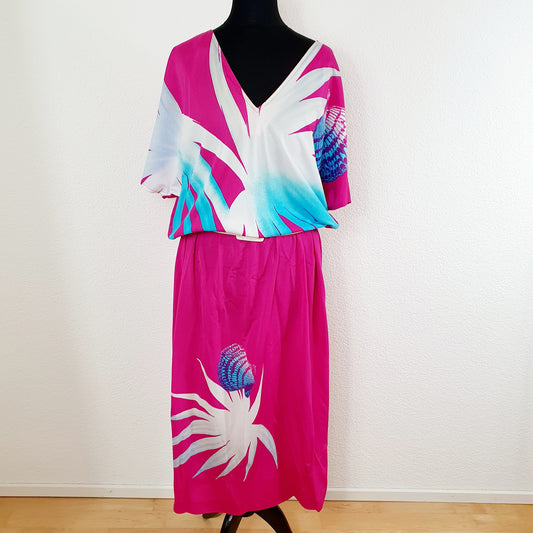 Einzigartiges und nachhaltiges Vintage Kleid in pink mit Muscheln. Unique and sustainable vintage dress in pink with shells. Front.