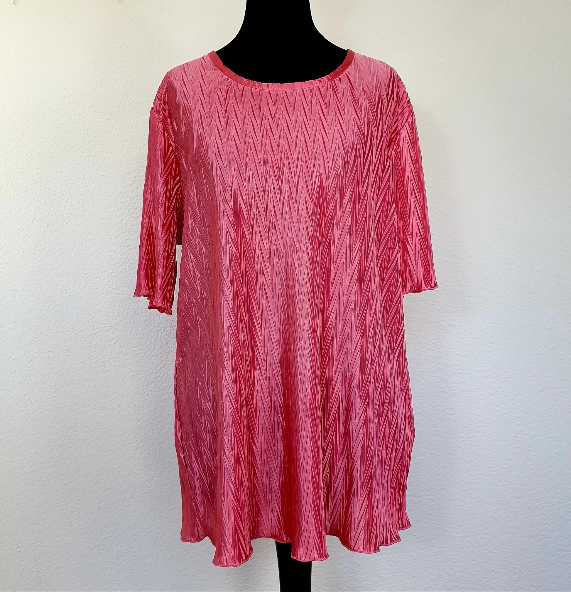 Einzigartiges und nachhaltiges Vintage T-Shirt in pink mit crinkle. Unique and sustainable vintage t-shirt in pink with crincle. Front.