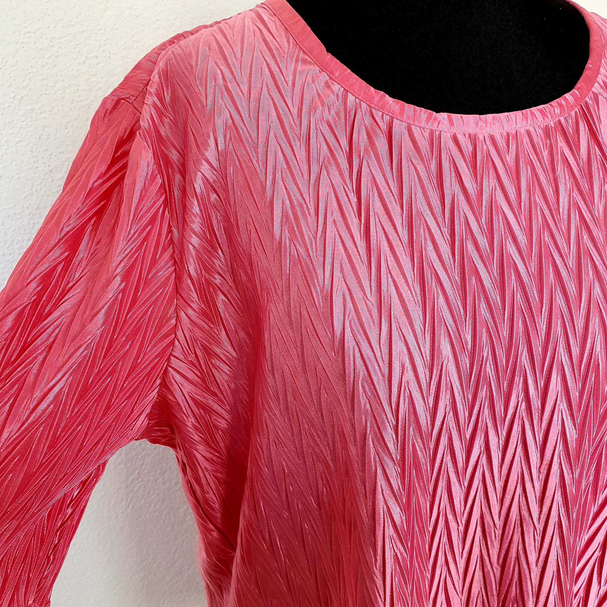 Einzigartiges und nachhaltiges Vintage T-Shirt in pink mit crinkle. Unique and sustainable vintage t-shirt in pink with crincle. Close-up.