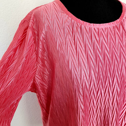 Einzigartiges und nachhaltiges Vintage T-Shirt in pink mit crinkle. Unique and sustainable vintage t-shirt in pink with crincle. Close-up.