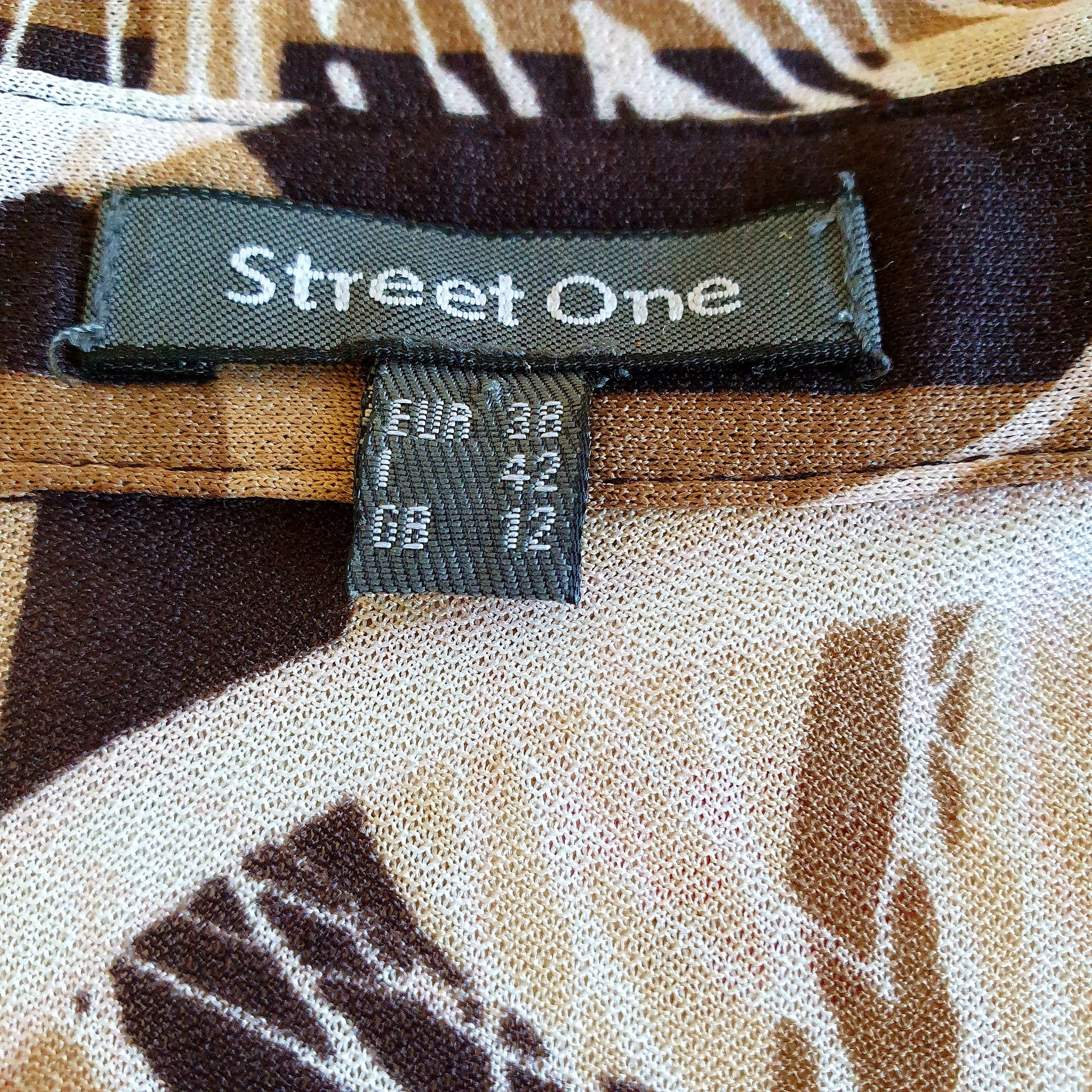 Einzigartige und nachhaltige Vintage Bluse in braun-beige-weiss mit Kreisen und Streifen. Unique and sustainable vintage blouse in brown-beige-white with circles and stripes. Tag.