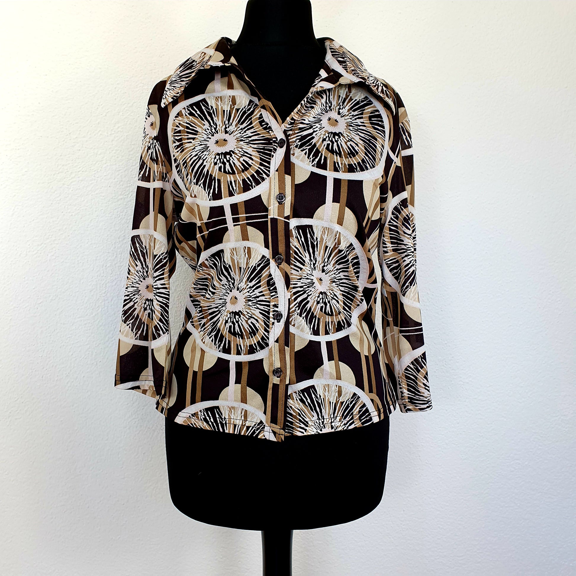 Einzigartige und nachhaltige Vintage Bluse in braun-beige-weiss mit Kreisen und Streifen. Unique and sustainable vintage blouse in brown-beige-white with circles and stripes. Front.