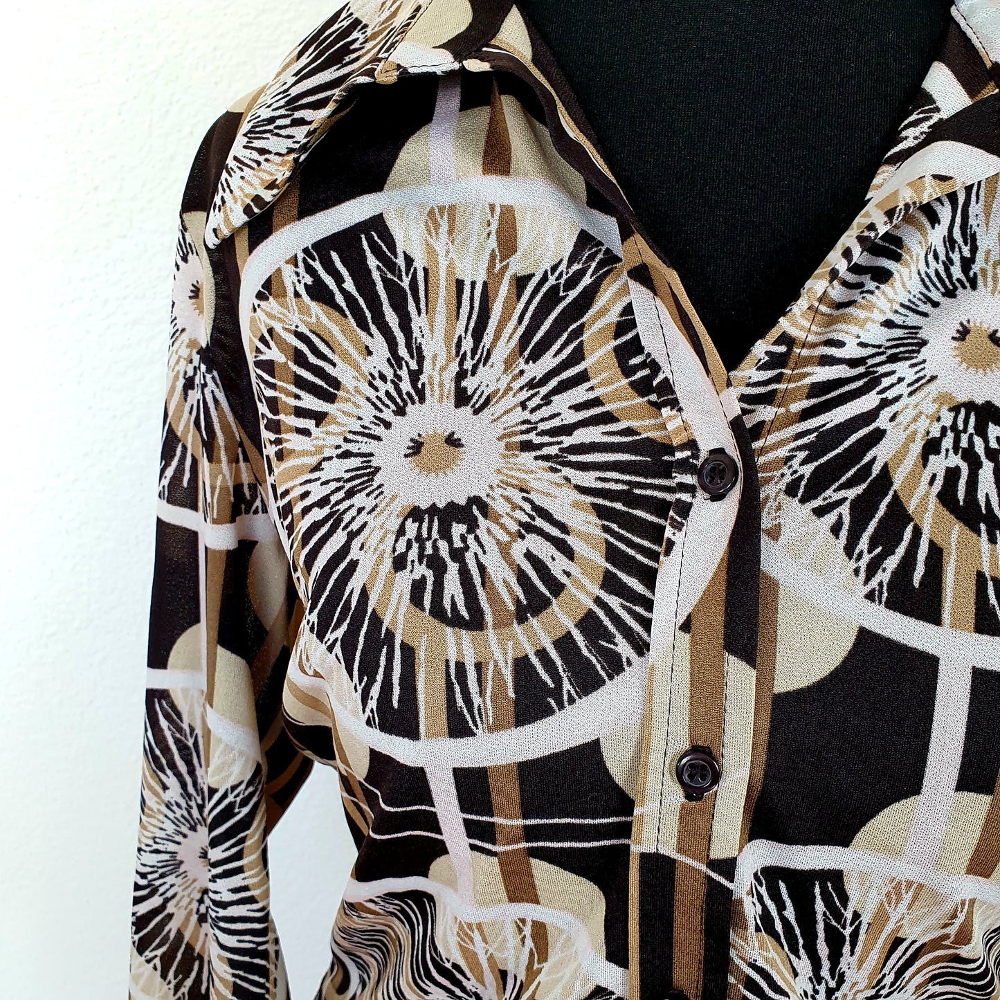Einzigartige und nachhaltige Vintage Bluse in braun-beige-weiss mit Kreisen und Streifen. Unique and sustainable vintage blouse in brown-beige-white with circles and stripes. Close-up.