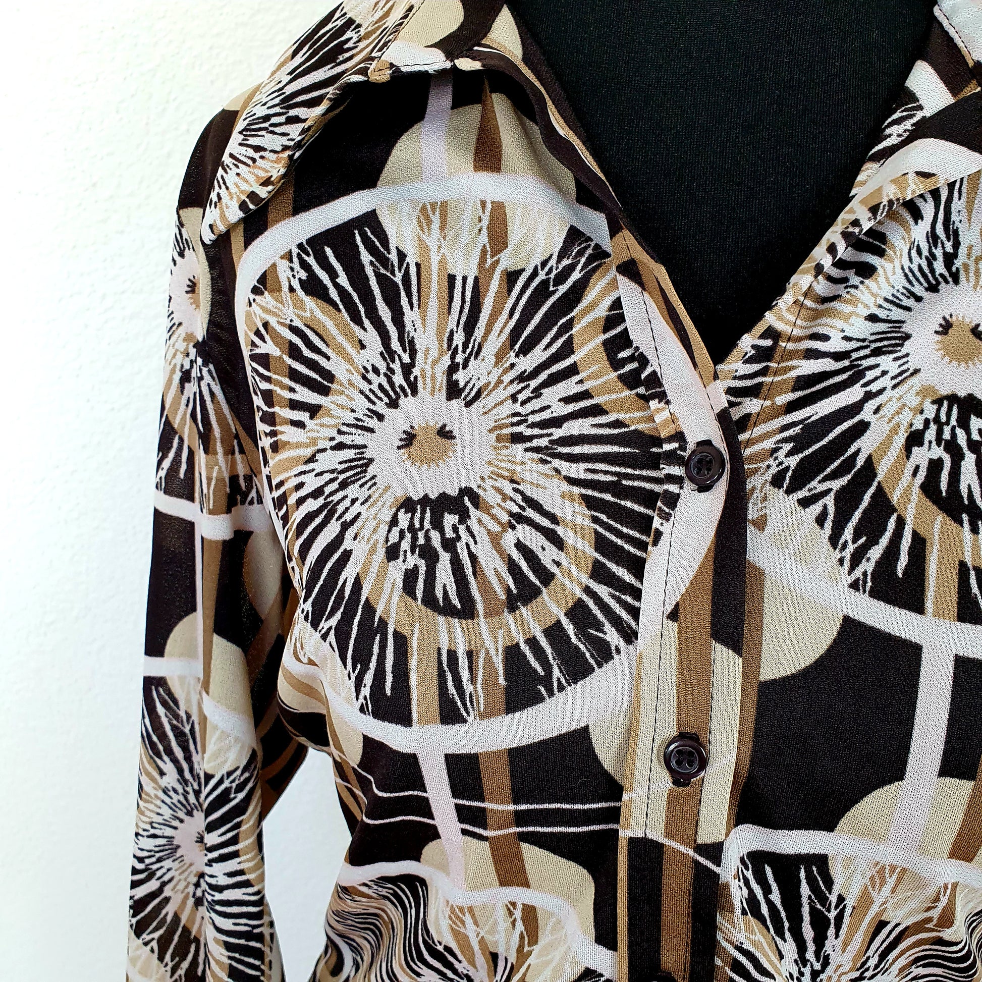 Einzigartige und nachhaltige Vintage Bluse in braun-beige-weiss mit Kreisen und Streifen. Unique and sustainable vintage blouse in brown-beige-white with circles and stripes. Close-up.