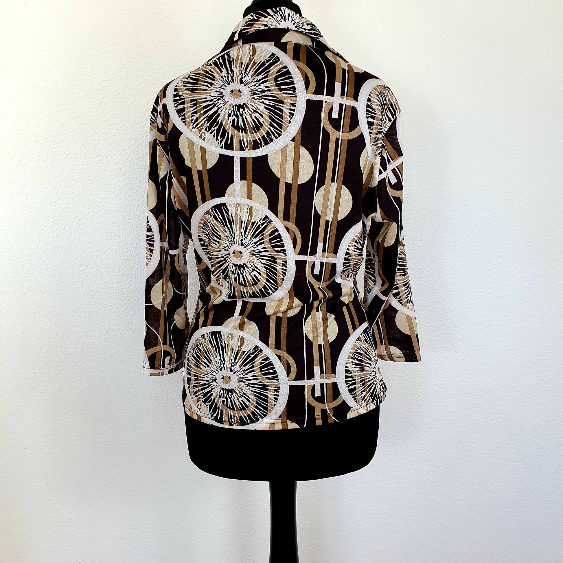 Einzigartige und nachhaltige Vintage Bluse in braun-beige-weiss mit Kreisen und Streifen. Unique and sustainable vintage blouse in brown-beige-white with circles and stripes. Back.