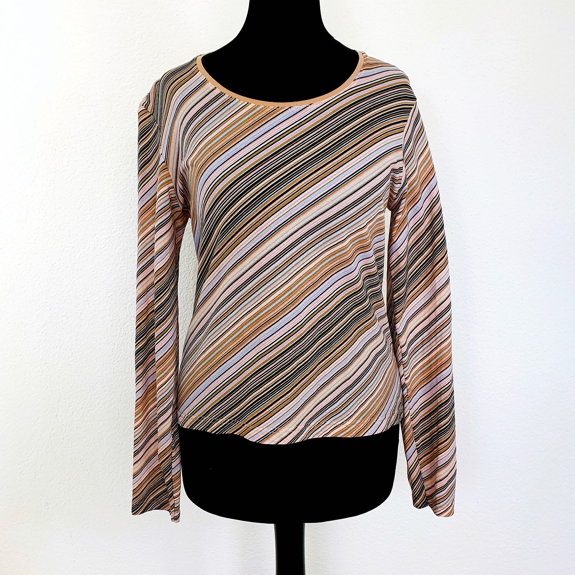Einzigartiges und nachhaltiges Vintage Shirt mit Streifen. Unique and sustainable vintage shirt with stripes. Front.