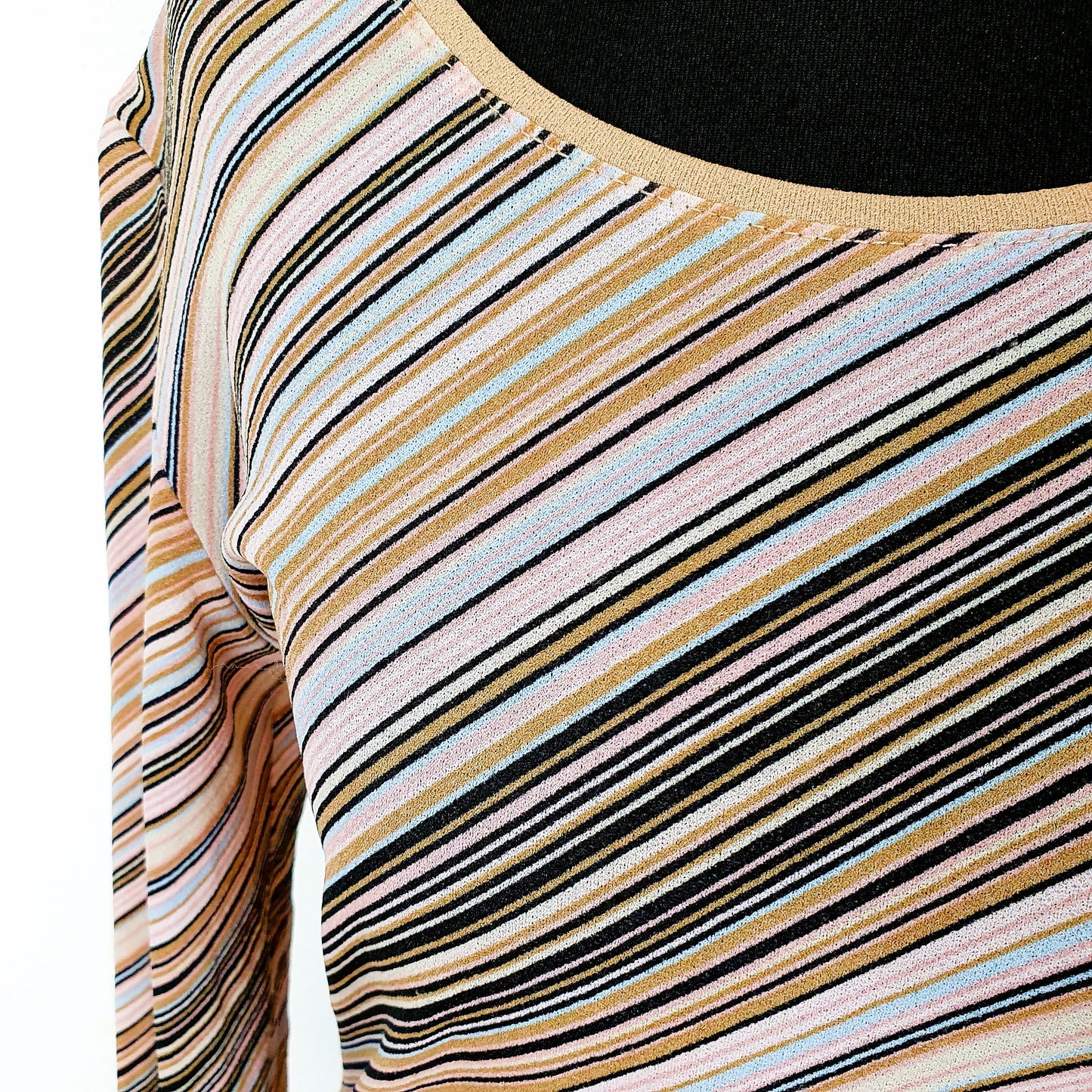 Einzigartiges und nachhaltiges Vintage Shirt mit Streifen. Unique and sustainable vintage shirt with stripes. Close-up.