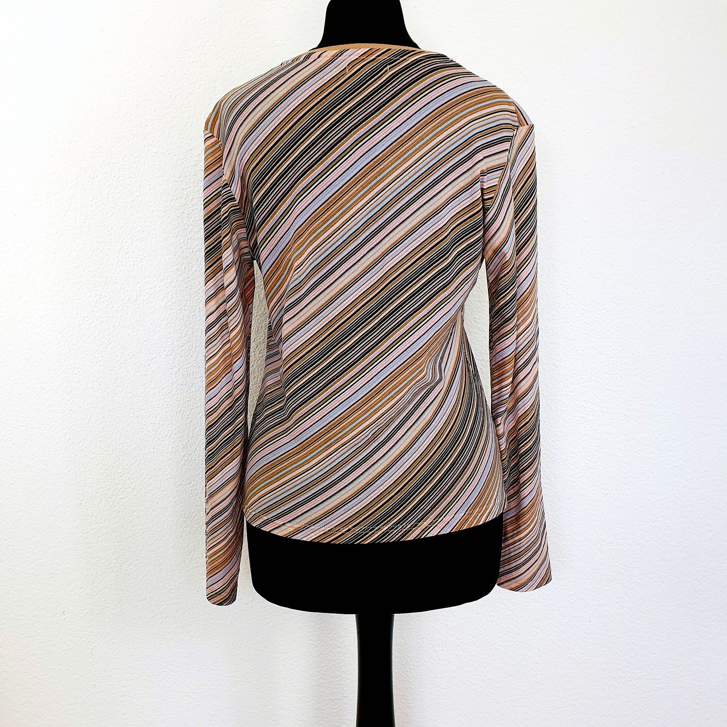 Einzigartiges und nachhaltiges Vintage Shirt mit Streifen. Unique and sustainable vintage shirt with stripes. Back.