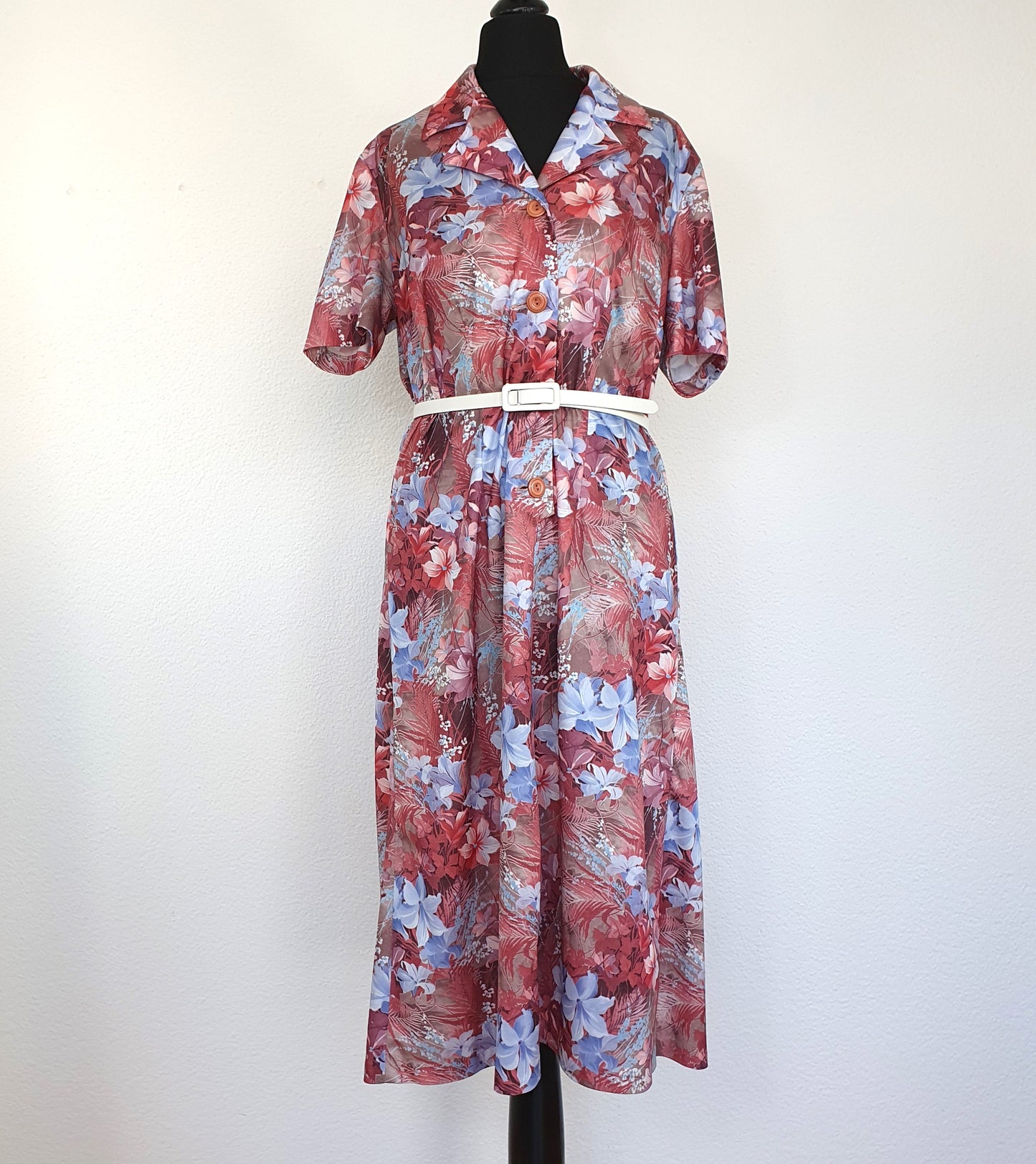Einzigartiges und nachhaltiges Vintage Kleid in rot mit Blumen. Unique and sustainable vintage dress in red with flowers. Front.