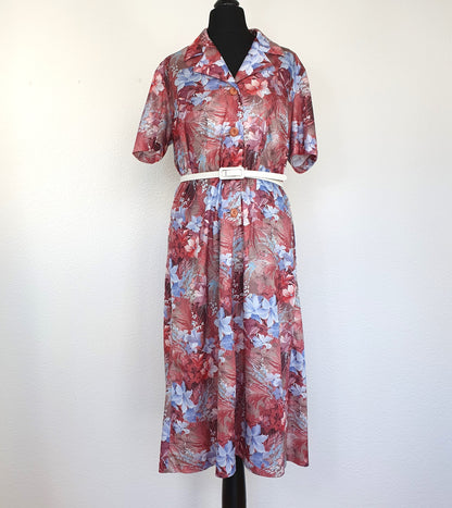 Einzigartiges und nachhaltiges Vintage Kleid in rot mit Blumen. Unique and sustainable vintage dress in red with flowers. Front.