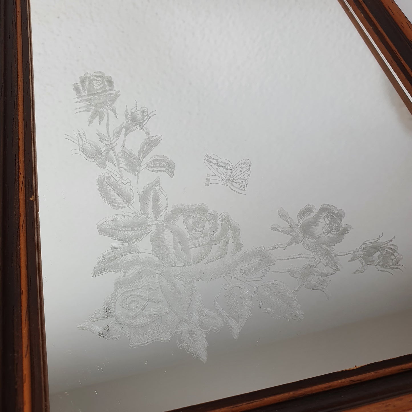 Einzigartiger und nachhaltiger Vintage Spiegel mit Rosen. Unique and sustainable vintage mirror with roses. Close-up.