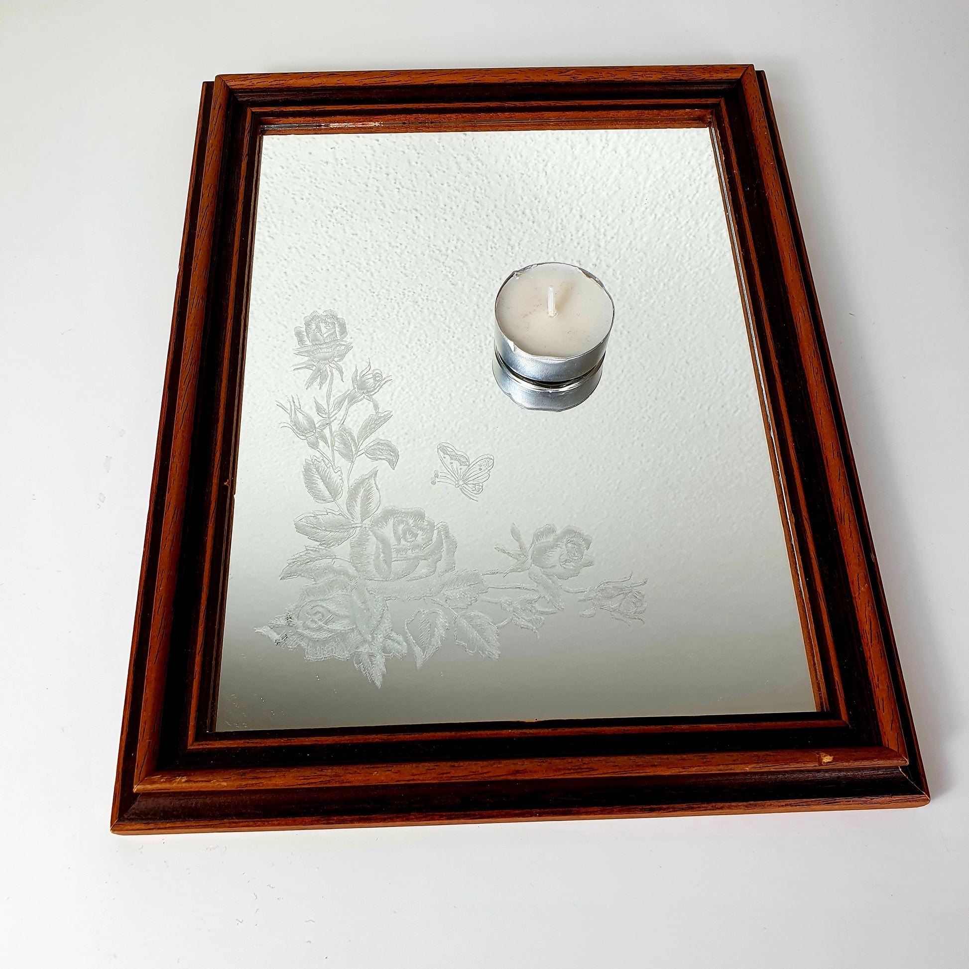 Einzigartiger und nachhaltiger Vintage Spiegel mit Rosen. Unique and sustainable vintage mirror with roses. Token of scale.
