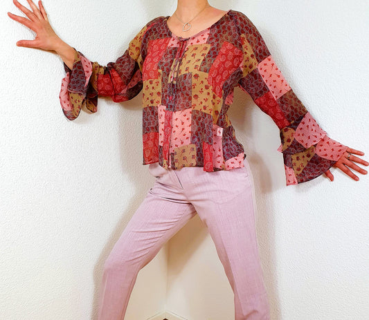 Einzigartige und nachhaltige Vintage Bluse in beige-rosa-blau. Unique and sustainable vintage blouse in beige-pink-blue. Model.