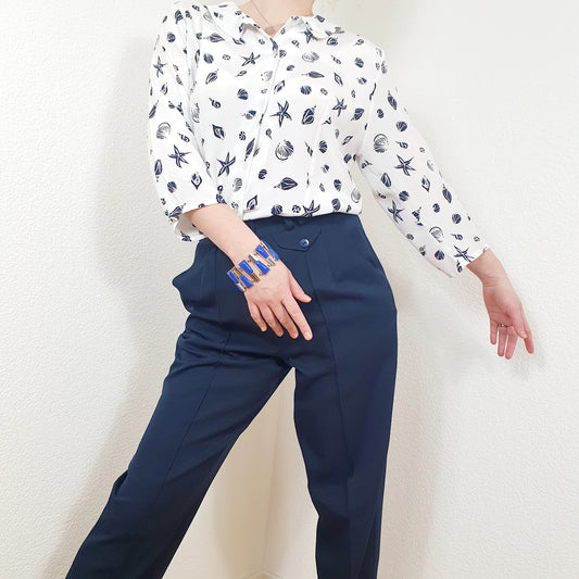 Einzigartige und nachhaltige Vintage Bluse in weiss-blau mit Muscheln. Unique and sustainable vintage blouse in white-blue with shells. Model.